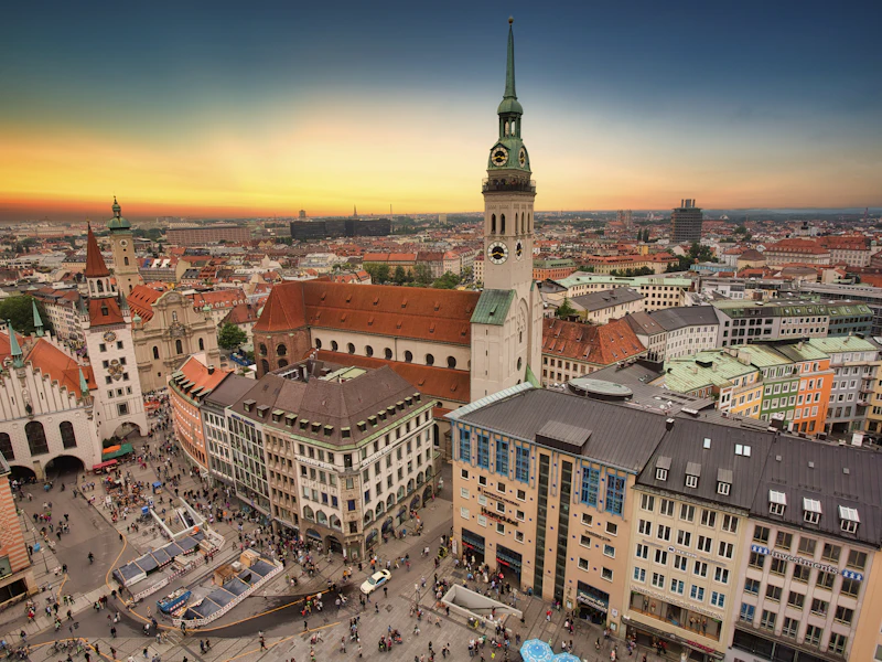 Blick auf den Marienplatz in München mit Neuem Rathaus